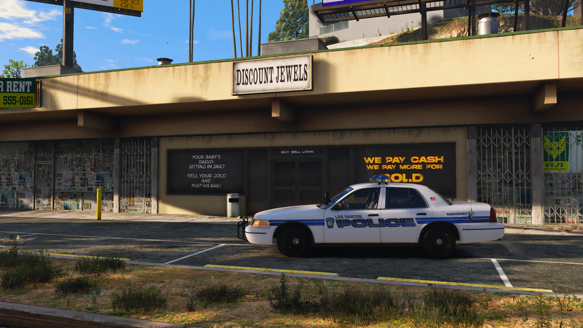 Jewelry, comics, and liquor stolen in early morning Vinewood smash-and-grab spree